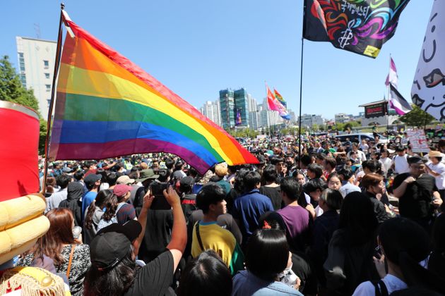 8일 오후 인천시 동인천역 북광장에서 열린 인천퀴어문화축제에서 축제를 반대하는 시민단체와 퀴어축제 참가자들이 서로 몸싸움을 하고 있다.