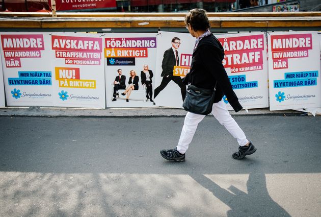 한 시민이 극우 스웨덴민주당의 선거 포스터 앞을 지나가고 있다. 2014년 9월12일, 스톡홀름. <br /></div>스웨덴민주당은 2014년 총선에서 처음으로 두자릿수 득표율을 찍었고, 9월9일 실시된 2018년 총선에서는 5%p 가까이 뛰어오른 17.6%를 기록했다.