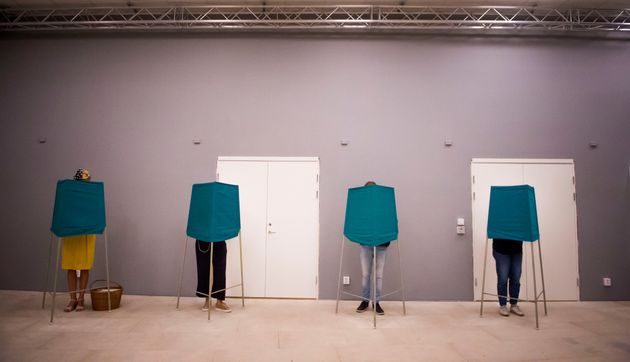 스웨덴 유권자들이 기표소에서 투표를 하는 모습. 2018년 9월9일, 스톡홀름.