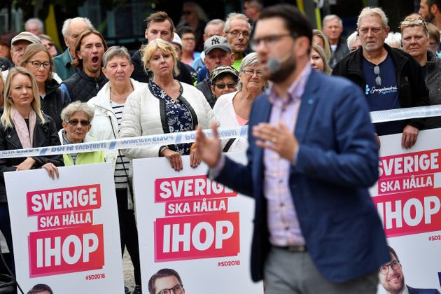 스웨덴민주당 지지자들이 당대표 임미 오케손의 연설을 지켜보고 있다. 지지자들이 내건 플래카드에는 '함께, 스웨덴은 배울 것이다'라는 문구가 적혀있다. 2018년 8월31일, 란스크로나.