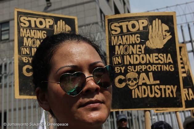 인도 자카르타에서 한 시민이 석탄 발전소 건설 반대 시위를 하고 있다
