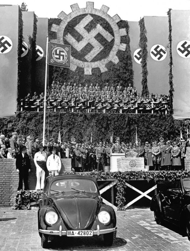 나치 시절, 아돌프 히틀러 독일 총리가 볼프스부르크 폭스바겐 공장 기공식에 참석한 모습. 
