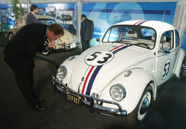 1963년식 비틀은 1968년 월트디즈니의 영화 '러브 버그(The Love bug)'에 주인공 '허비(Herbie)로 등장했다. 이후 2005년까지 5편의 후속 작품이 이어졌다. </p></div>
<p>사진은 2003년 단종을 앞두고 멕시코 시티에서 한 관람객이 '허비'의 레플리카 차량을 지켜보는 모습. 