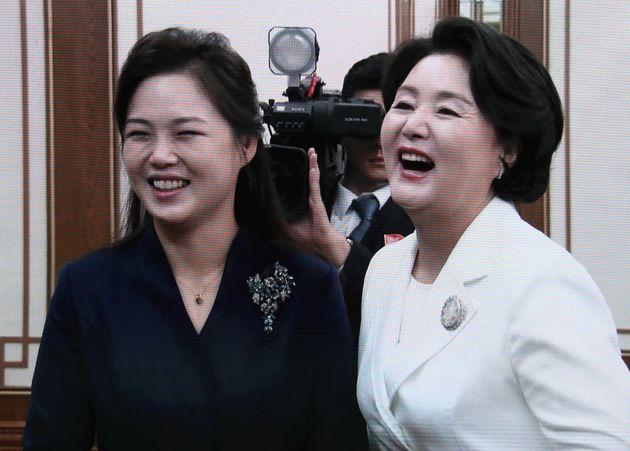 18일 평양 백화원 숙소에 도착한 김정숙 여사와 리설주 여사가 밝게 웃으며 대화를 나누는 모습.