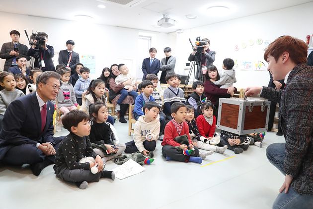 지난 1월 24일, 서울의 한 국공립 어린이집에 방문한 문재인 대통령은 최현우의 마술쇼를 관람했다.