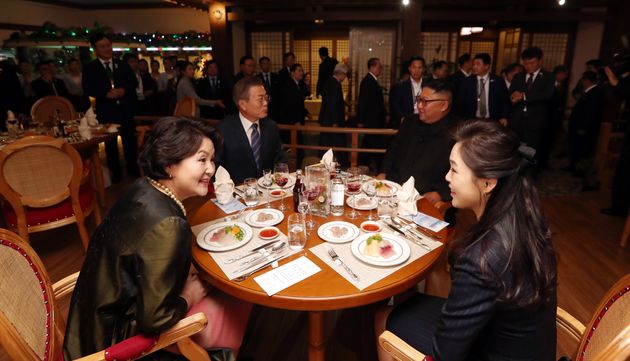 9월 19일, 평양 대동강수산물식당에서 열린 만찬에서 대화를 나누는 두 사람. 