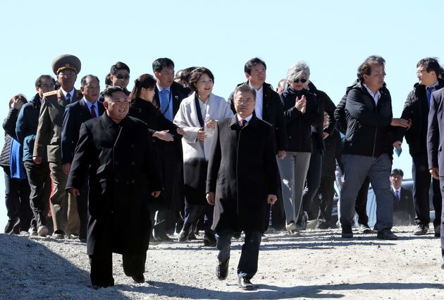 [화보] 남북 정상이 마침내 백두산 천지에 오른 역사적 순간