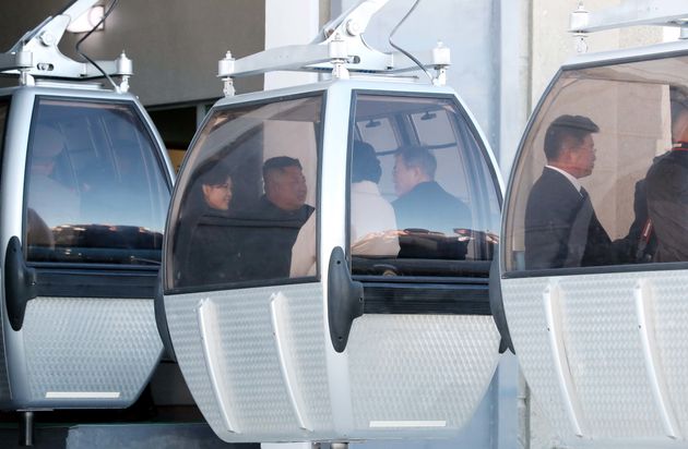 [화보] 남북 정상이 마침내 백두산 천지에 오른 역사적 순간