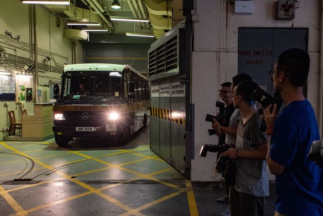 부인과 딸을 살해한 혐의로 기소된 호킴선 홍콩 중문의대 교수를 실은 호송차가 지난 8월23일 홍콩 고등법원을 떠나고 있다.