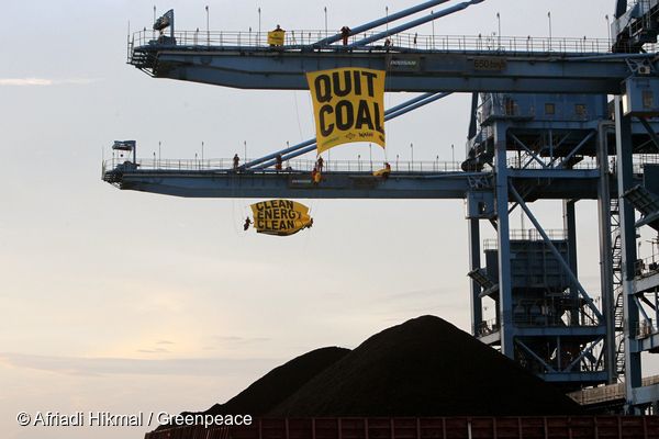 그린피스가 인도네시아 찌레본 석탄 발전소에서 '석탄 그만(Quit Coal)'이라고 적힌 배너를 거는 액션을 하고 있다