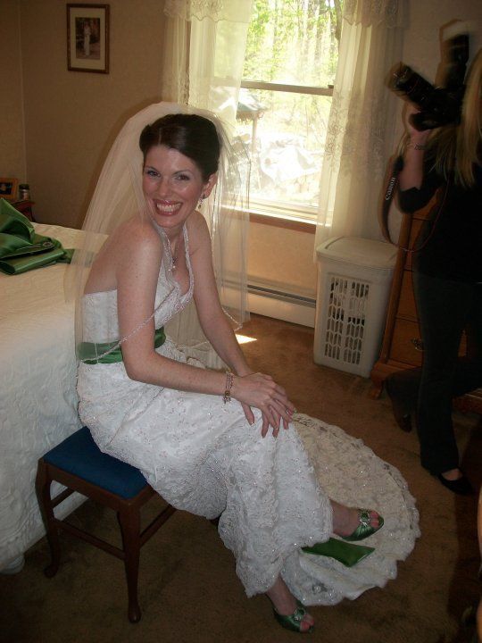 전 남편과 결혼식을 올리기 몇 시간 전. 나는 여전히 이 드레스가 좋다.  