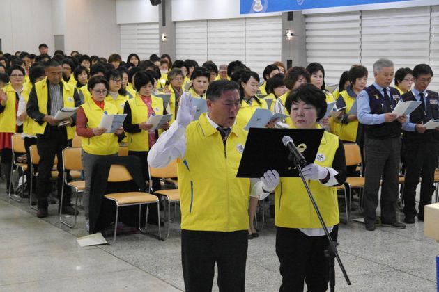 김경희님(오른쪽)이 ‘도민체육대회 자원봉사자 발대식’에 참여하고 있다.