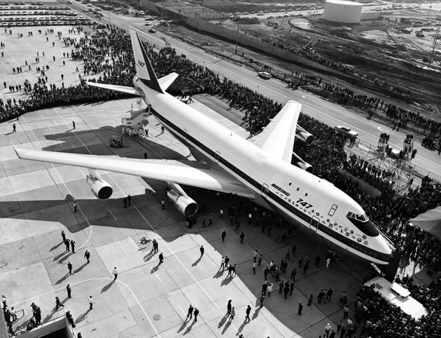 1968년 9월30일, 미국 워싱턴주 에버렛에 위치한 보잉 공장에서 당대 최대 규모의 여객기인 보잉 747이 처음으로 공개됐다. 이날 행사에는 전 세계 언론은 물론, 보잉 747을 주문한 26개 항공사 대표자들이 참석했다. 보잉 747은 1970년 1월21일, 팬 아메리칸 항공(팬암)의 뉴욕-런던 노선에 투입돼 첫 상업운항을 개시했다.