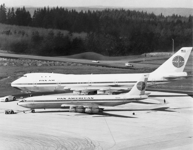 팬 아메리칸 항공에 인도될 첫 번째 보잉 747(초도기)가 워싱턴주 에버렛 공장에 대기하고 있는 모습. 바로 앞에는 그 때까지 국제노선 주력 여객기로 쓰였던 보잉 707-321B가 서 있다. 1969년 3월5일. 
