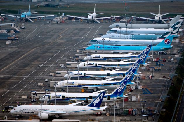 미국 워싱턴주 에버렛에 위치한 보잉 공장에 보잉 787 드림라이너(ANA 도장)들이 대기하고 있다. 그 뒤로는 각각 대한항공, 캐세이퍼시픽항공 도장의 747-8 화물기들이 보인다. 2010년 11월27일.