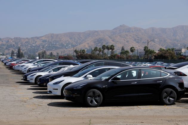미국 캘리포니아주 버뱅크(Burbank) 공항 인근 한 주차장에 막 생산된 것으로 보이는 테슬라 차량들이 주차되어 있는 모습. 2018년 8월24일.