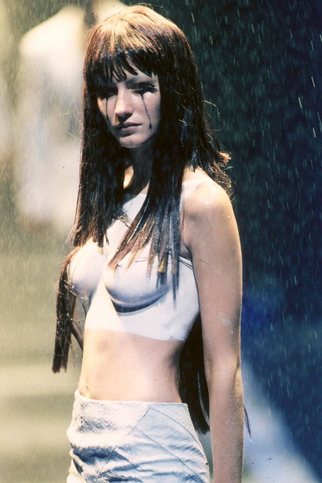 1998년 알렉산더 맥퀸 패션쇼에서 토플리스로 런웨이를 걷고 있는 지젤 번천