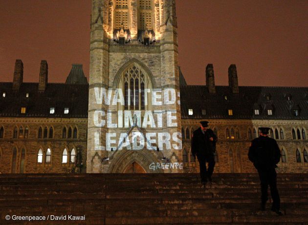 그린피스 활동가들이 캐나다 오타와 국회의사당에 '기후 리더십(Climate Leaders)'을 요구하는 메시지를 투사하고 있다