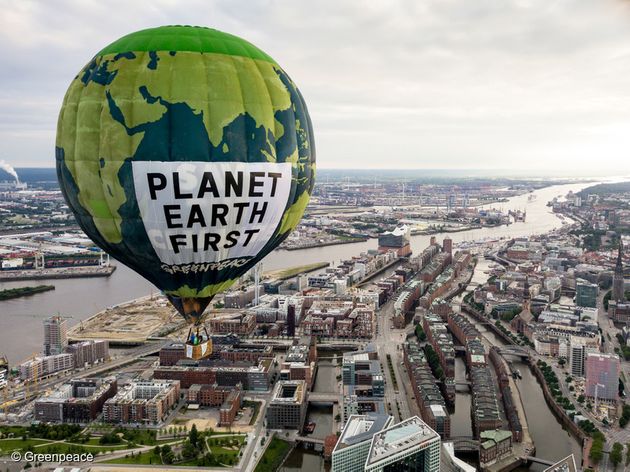 그린피스 활동가들이 지난해 G20 정상 회의가 열린 독일 함부르크 상공에서 '지구를 먼저 생각하라'는 메시지를 띄우고 있다