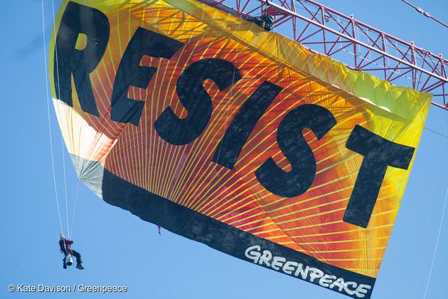 그린피스 활동가들이 미국 백악관 근처에서 기후변화 대응을 늦추는 트럼프 정부에 대항해 '저항' 메시지를 펼쳐 보이고 있다