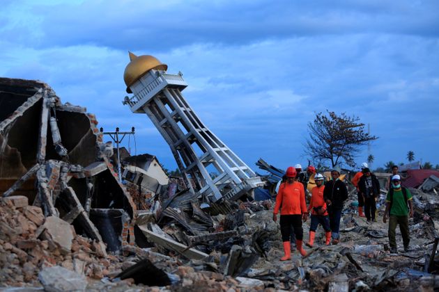 인도네시아 술라웨시섬 바라오아(Balaroa)에서 지진·쓰나미 실종자 수색 및 구조작업에 나선 이들이 주간 수색을 끝내고 현장을 빠져나오고 있다. 2018년 10월7일.