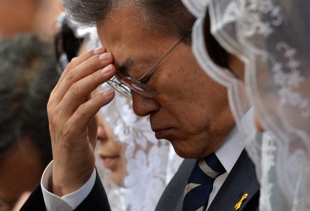 사진은 2017년 4월16일, 당시 문재인 더불어민주당 대선후보가 서울 중구 명동성당에서 열린 예수부활 대축일 미사에 참석해 성호를 긋고 있는 모습. 