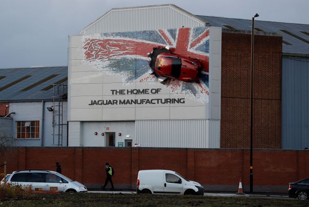영국 캐슬 브롬위치에 위치한 재규어 공장 벽면에 차량 한 대가 부착되어 있는 모습. 2016년 11월17일.