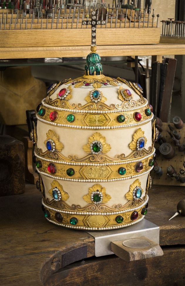 ‘교황 비오 7세의 교황관’(1804-1805년). 1804년 거행된 나폴레옹 1세의 대관식에 참여한 교황 비오 7세를 위해 만든 초호화 교황관으로 역사적인 외교 선물이다.