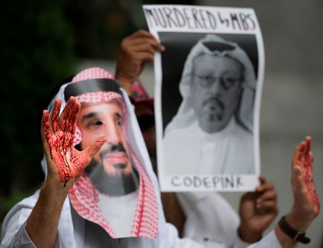 무함마드 빈 살만(MBS) 사우디아라비아 왕세자의 가면을 쓴 시위대가 미국 워싱턴DC에 위치한 사우디 대사관 앞에서 자말 카쇼기 기자 실종 사건에 대한 시위를 벌이고 있다. 2018년 10월8일.