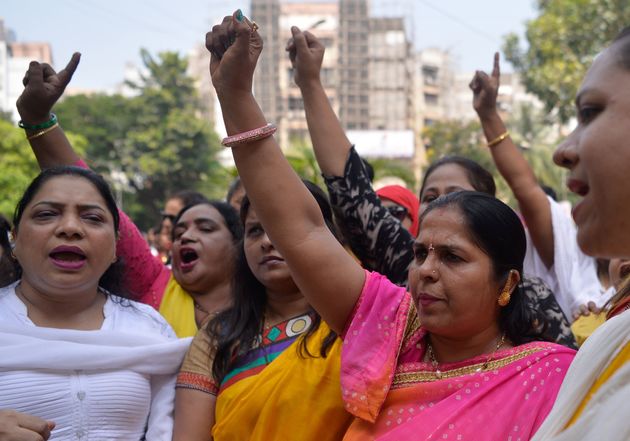 11일 인도 활동가들이 경찰서 바깥에서 발리우드 남자 배우 나나 파테카르(Nana Patekar)의 성폭력을 고발한 여성 배우 타누쉬리 두타(Tanushree Dutta)에 대한 지지를 표하고 있다. 