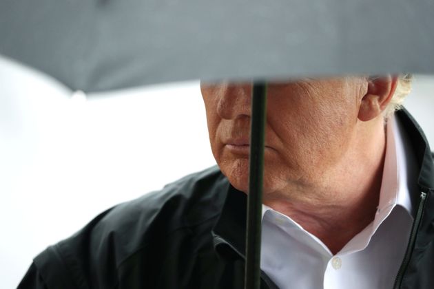 도널드 트럼프 미국 대통령이 플로리다주 허리케인 피해 상황을 점검하기 위해 떠나기에 앞서 백악관 앞에서 기자들의 질문을 받고 있다. 2018년 10월15일.