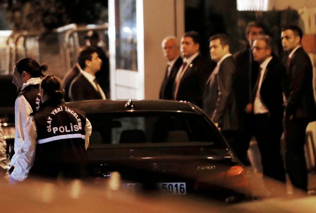 터키 경찰 감식 전문가들이 이스탄불에 위치한 사우디아라비아 총영사관에 도착하는 모습. 사건 발생 13일 만이다. 2018년 10월15일.