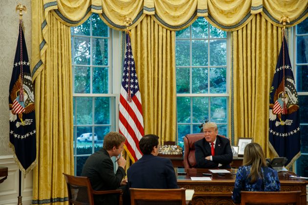 도널드 트럼프 미국 대통령이 백악관 오벌 오피스에서 AP통신과 인터뷰를 하고 있다. 2018년 10월16일.