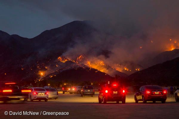 미국 캘리포니아 주에서 산불 '홀리 파이어'가 번져 남부 도시 코로나가 화염에 휩싸였다