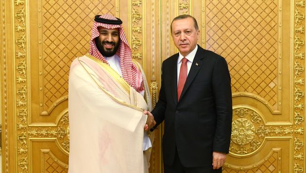 ㄴㅇ<br /></div>사진은 레제프 타이이프 에르도안 터키 대통령(오른쪽)과 무함마드 빈 살만 사우디아라비아 왕세자가 사우디 지다에서 회동을 앞두고 기념사진 촬영을 하는 모습. 2017년 7월23일.