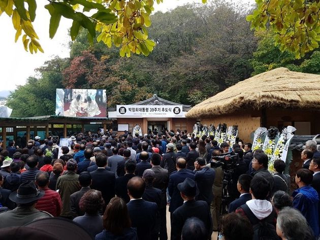 '박정희 대통령 39주기 추도식'이 26일 경북 구미 상모동 박 전 대통령 생가에서 열리고 있다.