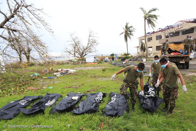 2013년 태풍 하이옌이 휩쓸고 지나간 타클로반 시에서 정부 관계자들이 시신을 수습하고 있다