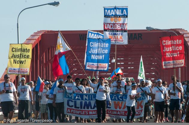 필리핀 시민단체인 ‘기후 정의를 위한 시민행동’ 회원들이 산 후아니코 다리 위에서 시위를 벌이고 있다. 이들은 세계 평균 기온이 산업화 이전 시기에 비해 섭씨 1.5도 이상 오르지 않도록 온실 가스 배출을 규제하는 정책을 수립할 것을 세계 지도자들에게 촉구한다