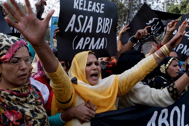  아시아 비비의 석방을 외치는 시위대들. 