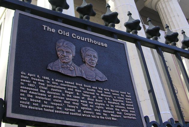 미국 미주리주 세인트루이스 시내에 위치한 옛 법원 청사 건물에 드레드 스콧 부부 판결 관련 명판이 붙어있는 모습.