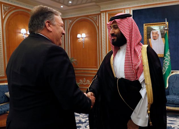 사진은 '카쇼기 사건'을 논의하기 위해 사우디아라비아를 방문했던 마이크 폼페이오 국무장관이 무함마드 빈 살만 왕세자를 만나 악수하는 모습. 2018년 10월16일.
