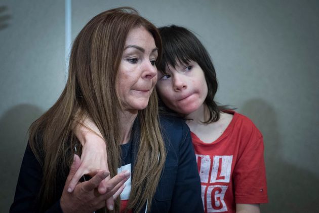 뇌전증을 앓고 있는 빌리 칼드웰(12세)과 그의 어머니 샬럿. 이들은 생명을 위협하는 발작을 멈추기 위해 마리화나 오일을 쓸 수 있게 해달라고 요청해왔다.