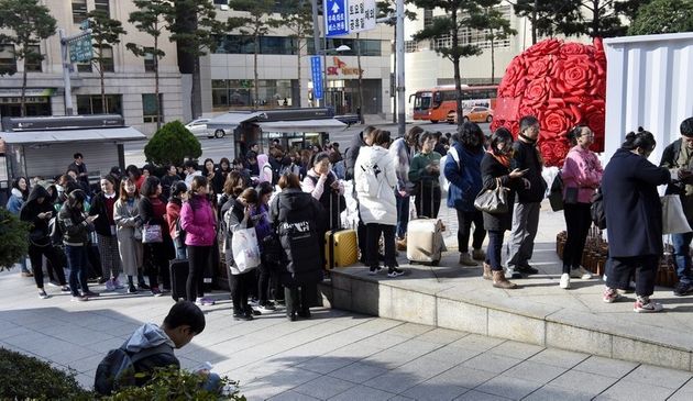 지난 31일 이른 오전 서울 중구 소공동 롯데 면세점 앞에 중국 보따리상(다이궁)으로 추정되는 사람들이 면세점 개장을 기다리며 길게 줄을 서있다. 