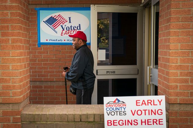 테네시주 네슈빌의 공공도서관에서 한 유권자가 조기 투표를 마친 뒤 투표장을 빠져나오고 있다. 2018년 10월30일.