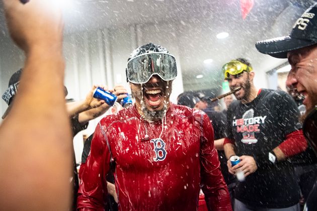 우승 직후 보스턴 레드삭스의 무키 베츠가 클럽하우스에서 우승을 축하하고 있다. 