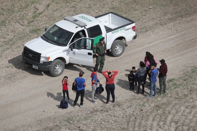미국 국경 순찰대는 미국-멕시코 국경 인근에 대한 순찰을 강화하고 있다. 주로 중앙아메리카 출신인 가족들의 정치적 망명 신청 건수는 2018년 크게 늘었다. 