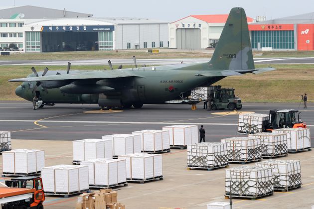 11일 오후 제주공항에서 군 수송기에 감귤 상자를 싣는 모습.