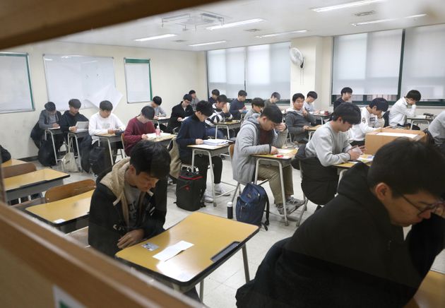 2019학년도 대학수학능력시험일인 15일 오전 서울 종로구 경복고등학교 시험장에서 수험생들이 시험 시작을 기다리고 있다. 