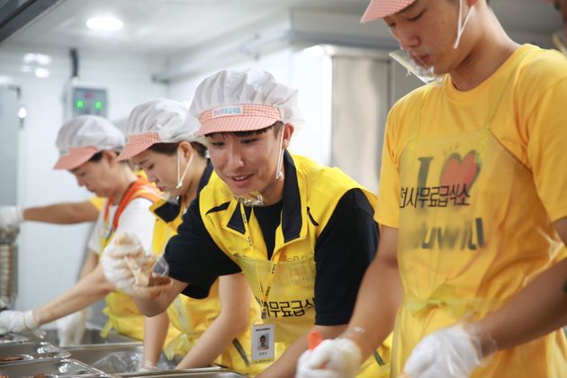 지난 7월, 무료 급식 봉사 활동을 수행중인 대학생 봉사단