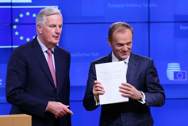 도날트 투스크 EU 상임의장(오른쪽)이 브렉시트 합의문 초안을 들어보이고 있다. 왼쪽은 미셸 바르니에 EU 브렉시트 협상대표. 2018년 10월15일.